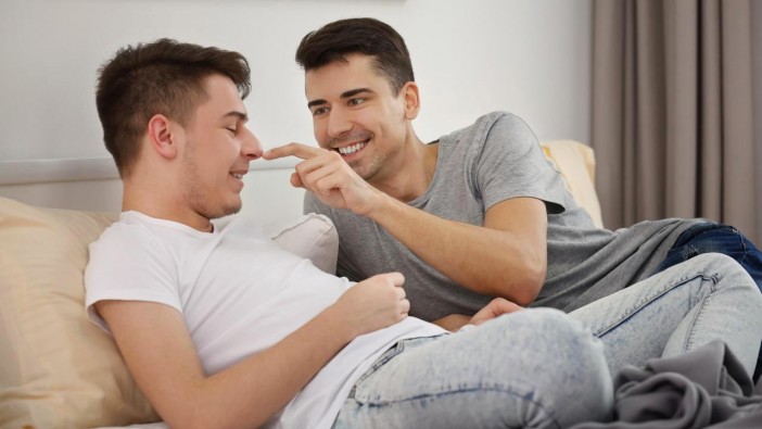 Comment flirter avec un homme gay inconnu ?